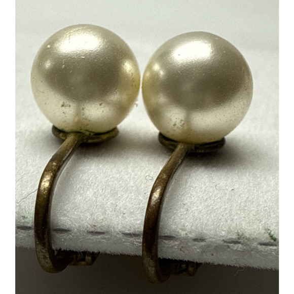 Vintage Richelieu Faux Pearl Huggie Clip On Earrings Gold Metal Brass Read - Picture 5 of 12